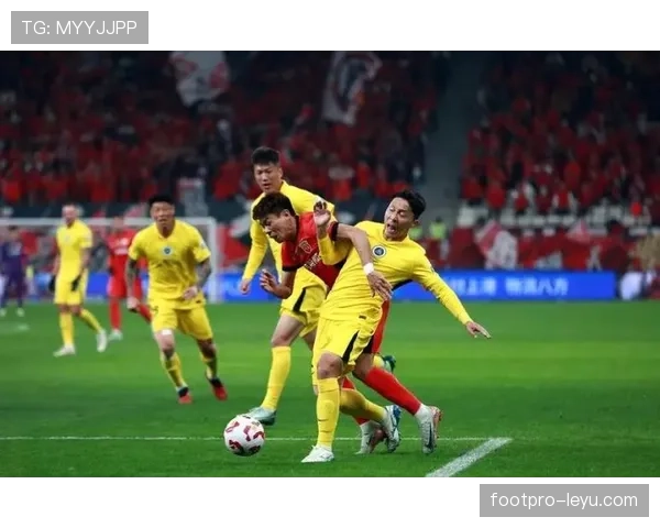 中超球迷热情高涨,赛场氛围持续升温观赛体验全面升级 中超球迷热情高涨,赛场氛围持续升温观赛体验全面升级