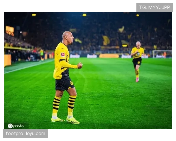 马伦在多特蒙德表现稳定,表现出色引发球迷关注 马伦在多特蒙德表现稳定,表现出色引发球迷关注