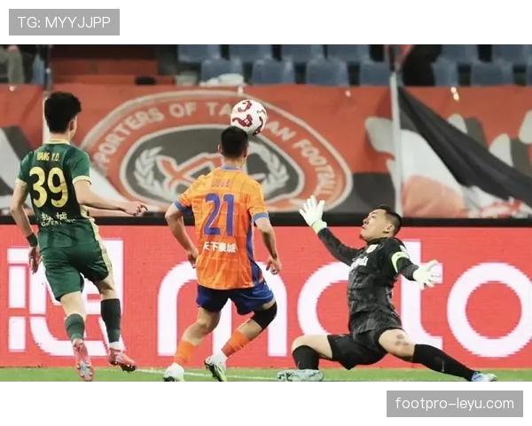 内忧外患！山东泰山争冠危机暴露，主帅战术分歧与阵容老化引发球迷热议