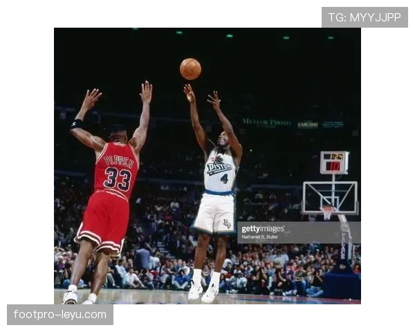 乔·杜马斯突破拉开空间提升球队关键时刻得分效率