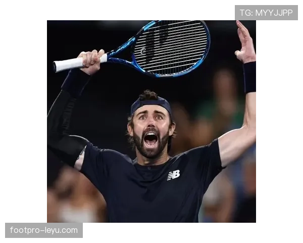 乔丹·汤普森赛后拎着菜篮子回家，手腕那块表比我一个月房租还贵